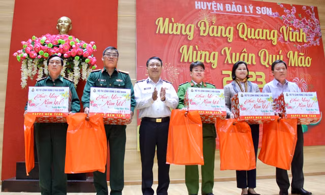 Mang hơn 90 suất quà Tết trị giá gần 300 triệu đến huyện đảo Lý Sơn