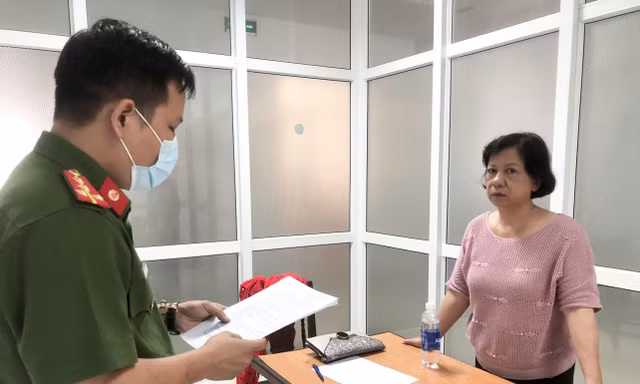 Hứa giúp vay 20 triệu USD để lừa tiền 'bôi trơn' 