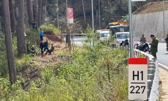 Công an phong toả hiện trường, điều tra vụ một người tử vong trên đèo Prenn