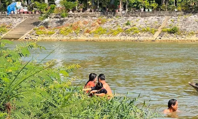 Đi bắt ốc, hai anh em họ đuối nước 