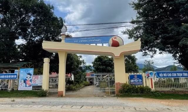 Một trường tiểu học hỗ trợ giáo viên 3 triệu rồi thu lại 2,3 triệu đồng