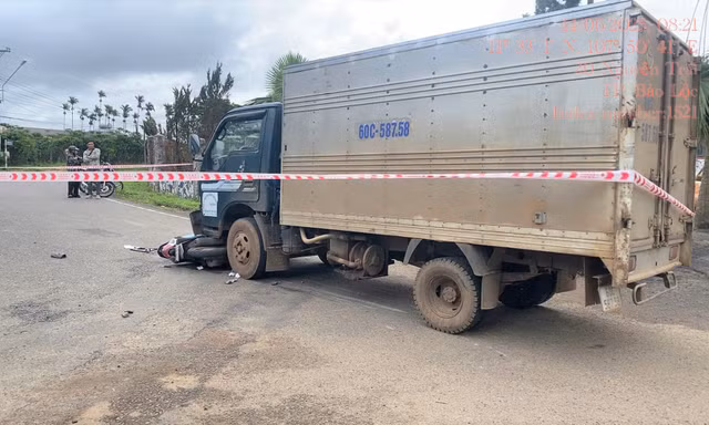 Xe máy va chạm xe tải, bé trai 10 tuổi tử vong