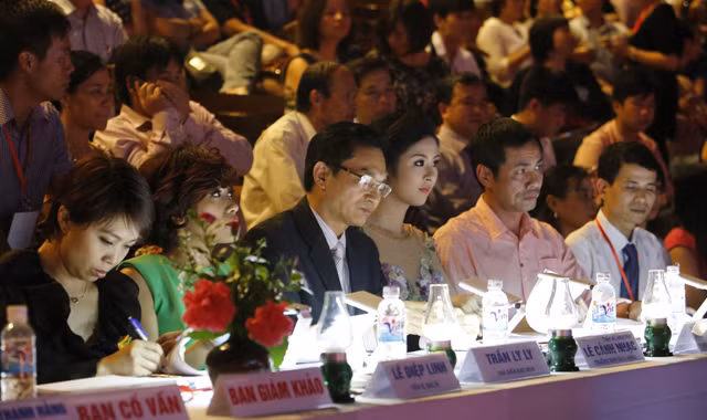 Chong đèn chấm nhan sắc. Ảnh: Như Ý
