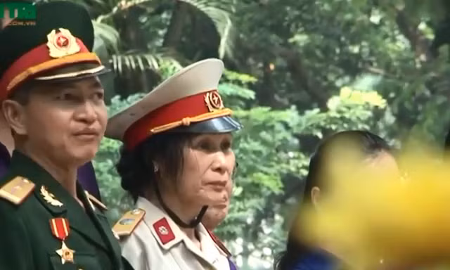 Người dân dâng hương tưởng nhớ Đại tướng Võ Nguyên Giáp