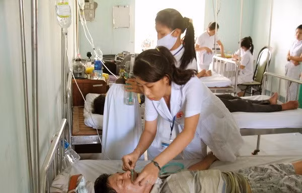 Hơn 100 công nhân nhập viện sau khi ăn cơm hộp