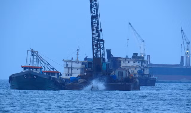 Nạo vét cửa Nhật Lệ: Lợi cho dân hay lợi cho ai?