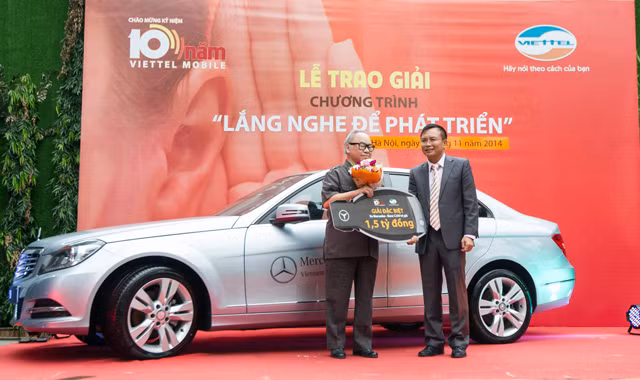 Ông Nguyễn Hữu Cẩn bên chiếc xe Mercedes được Viettel trao tặng.