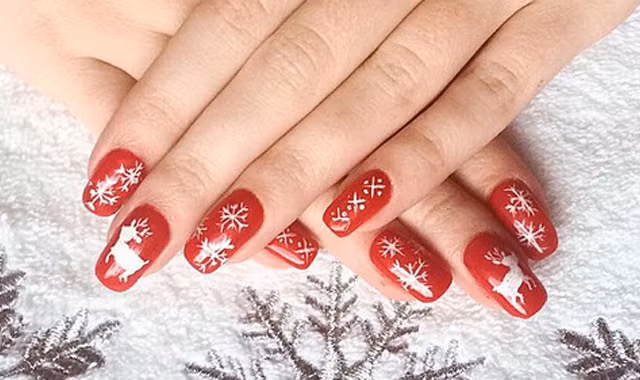 Họa tiết bông tuyết là mẫu nail truyền thống của mùa Giáng sinh. 