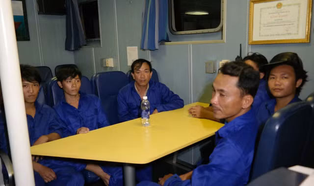 Tàu cá bị tàu lạ đâm chìm: 13 thuyền viên vào bờ an toàn