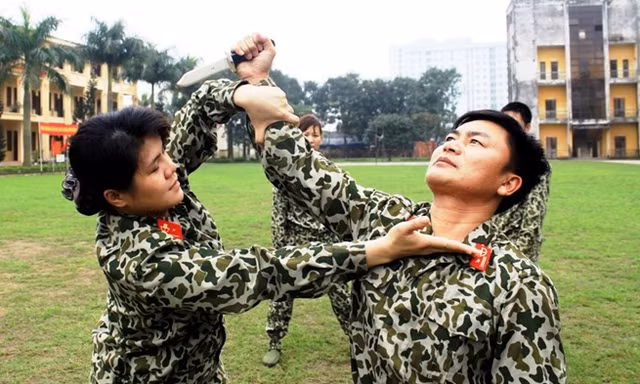 'Bông hồng thép' đặc công tung chiêu hạ gục đối thủ dùng dao