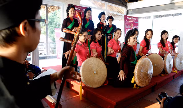 Vui hát quan họ. Ảnh: Hồng Vĩnh