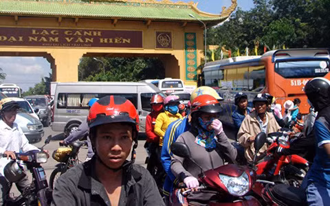 Du khách đông nghẹt, nhiều người bị kẹt xe ngay trước cổng Khu du lịch Đại Nam. Ảnh: VTC 