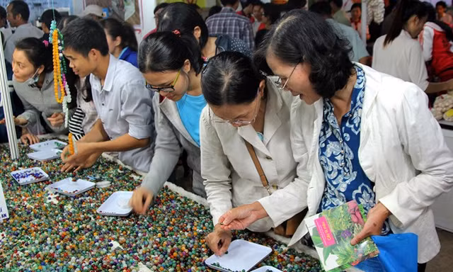 Đá trang sức 4.000 đồng/viên hút khách ở Sài Gòn