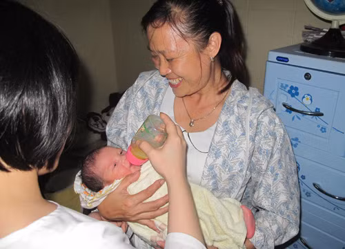 Bé trai sơ sinh 3kg bị bỏ rơi trước cổng nhà dân