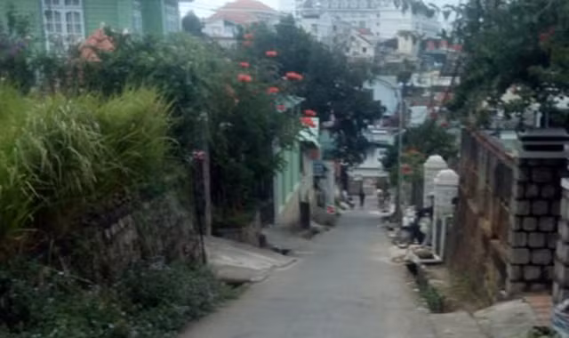Đường dẫn vào nhà ông Hoàng Nờ.