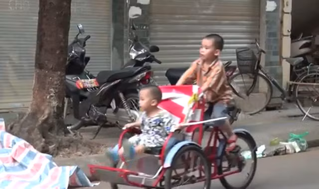 Trẻ em Hà Nội hào hứng đạp xích lô mini