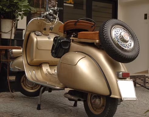 Hàng hiếm Vespa ACMA trên phố Sài Thành.