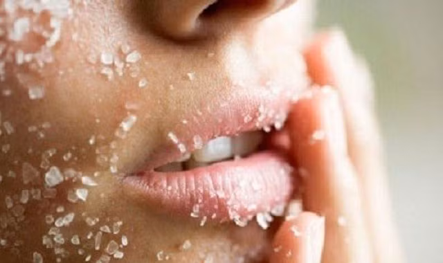 Tẩy da chết. Vào mùa đông, các tế bào chết trên da xuất hiện nhiều hơn. Nếu không tẩy da chết, da bạn sẽ trở nên thô ráp, các dưỡng chất không thẩm thấu được xuống da. Do vậy, bạn đừng bỏ qua bước đầu tiên này nhé. Bạn nên áp dụng phương pháp tẩy da chết 