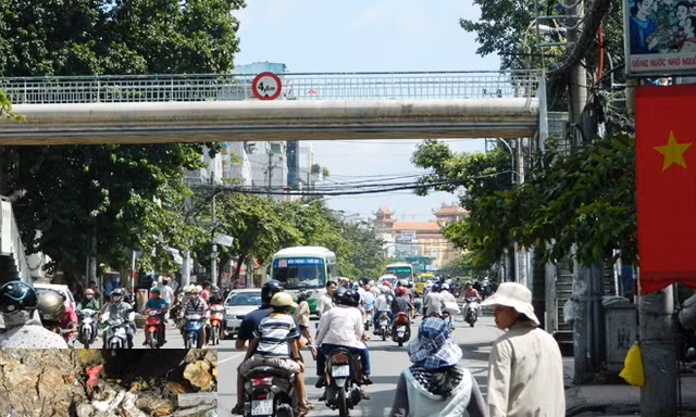 Cầu bộ hành nhếch nhác, vẫn quyết xây thêm