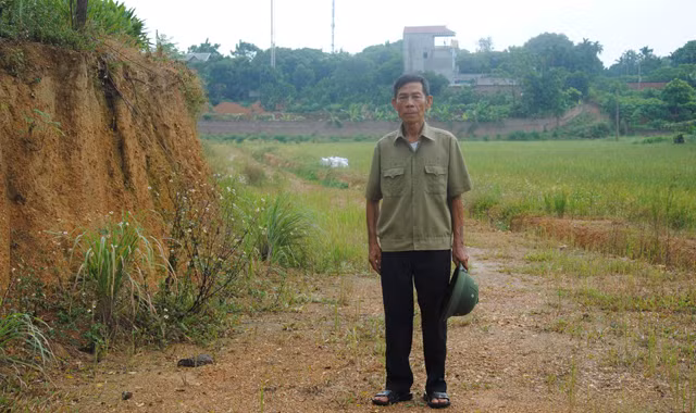 Ông Thực trên con đường mới mở qua vùng đồi gò