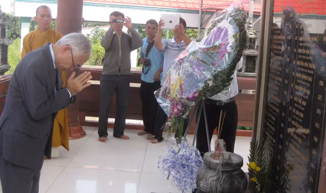 Ông NAKAJIMA Satoshi, Tổng lãnh sự quán Nhật Bản tại TP.HCM thắp hương tưởng niệm nạn nhân hy sinh vụ sập cầu.