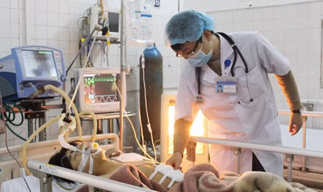 Bệnh nhân Thượng đang được điều trị tại Bệnh viện Đa khoa tỉnh Bắc Giang. Ảnh: Báo Bắc Giang.