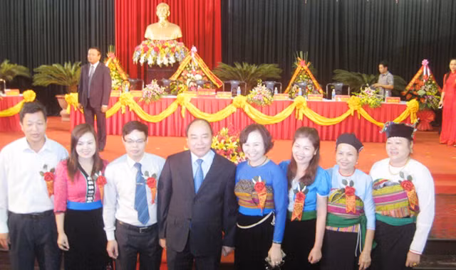 Phó Thủ tướng với đại biểu các dân tộc thiểu số tỉnh Thanh Hóa.