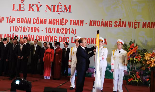 Chủ tịch Quốc hội Nguyễn Sinh Hùng trao Huân chương Độc lập hạng Ba cho Vinacomin. Ảnh: L.H.V