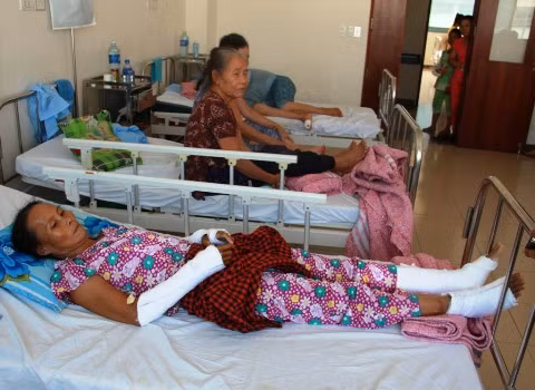 Mâu thuẫn chuyện gia đình, chồng đánh vợ gãy tứ chi