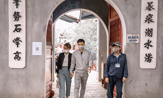 Đền Ngọc Sơn, phủ Tây Hồ mở cửa đón khách sau chuỗi ngày nghỉ dịch
