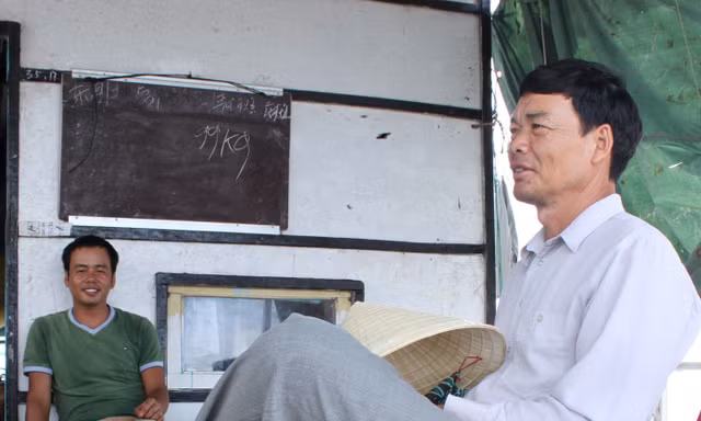 Người Trung Quốc trên bè của họ ở vịnh Cam Ranh Ảnh: Cam Linh