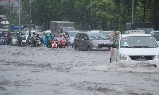 Người dân ở 'rốn ngập' Nguyễn Hữu Cảnh lại thấp thỏm khi mùa mưa đến 