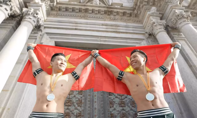 Giơ cao lá cờ đỏ sao vàng, một lần nữa họ lại đem vinh quang, niềm tự hào về cho tổ quốc 