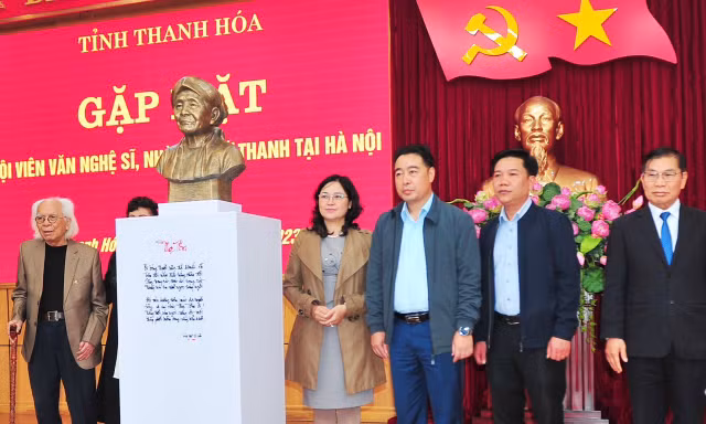 Tặng tượng Mẹ Tơm cho huyện Hậu Lộc