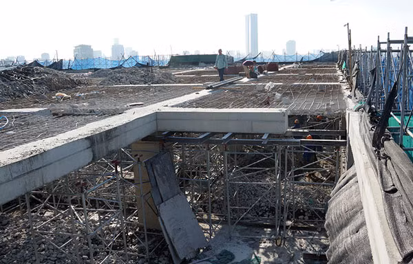 “Cận cảnh” máy cắt dây kim cương xẻ dầm, cột nhà 8B Lê Trực 
