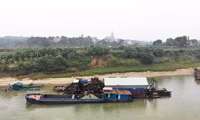 Vụ đua nhau hút cát trên sông Lô: Tạm dừng hoạt động khai thác của một doanh nghiệp 