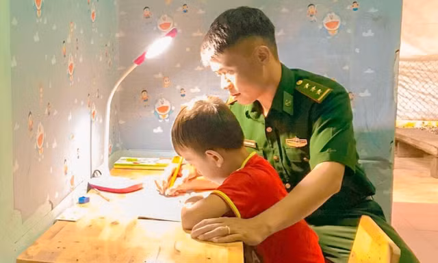Chiến sỹ biên phòng hướng dẫn em Y Phú học bài 