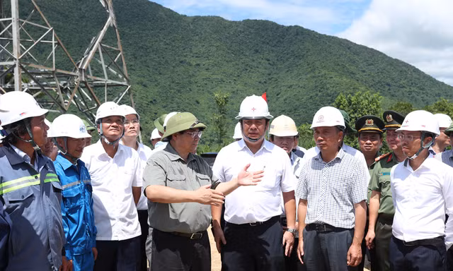 Thủ tướng nghe báo cáo về tiến độ thi công dự án đường dây 500kV Ảnh: Nguyễn Bằng