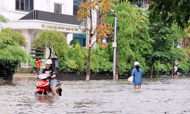 Đường Ngô Văn Cảnh (thành phố Bắc Giang) cũng chìm trong biển nước. Ảnh: Nguyễn Thắng