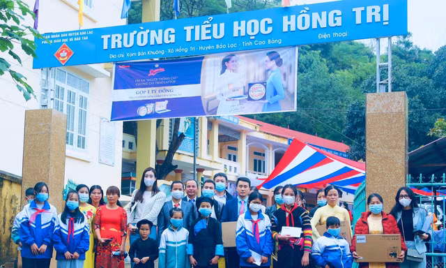 Giáo viên, học sinh trường tiểu học Hồng Trị, huyện Bảo Lạc, tỉnh Cao Bằng vui mừng khi đoàn công tác đến tham và tặng quà