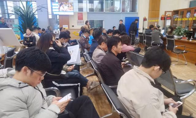 Hàng chục người dân chờ đợi cấp đổi giấy phép lái xe ở Trung tâm Phục vụ hành chính công tỉnh Bắc Giang chiều 18/2. Ảnh: Nguyễn Thắng