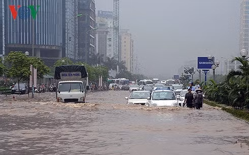 Hà Nội 'bó tay' với thực trạng úng ngập?