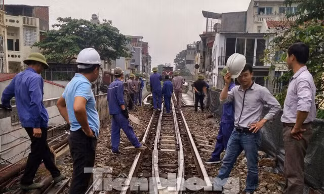 Lực lượng chức năng tiến hành thẩm định đường ray đoạn đi qua vòm cầu số 93 trước khi tiến hành đục thông.