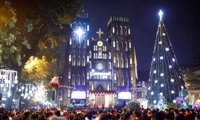 Nhà thờ Lớn là nơi tập trung nhiều người tới đón không khí Giáng sinh nhất tại Hà Nội - Ảnh: Như Ý