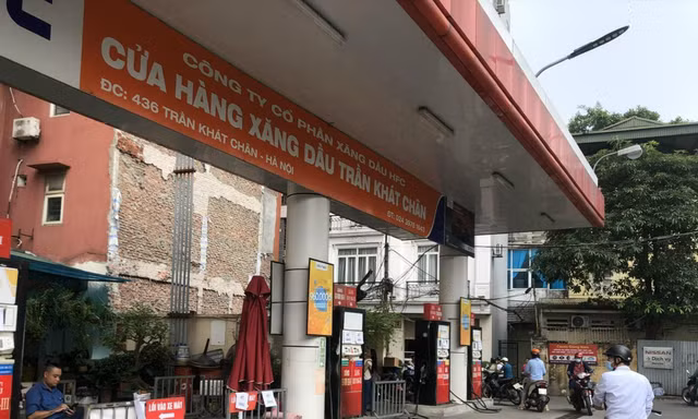 Cuối tuần qua, nhiều cây xăng ở quận Hai Bà Trưng treo biển hết hàng, bán nhỏ giọt. Ảnh: Nguyễn Bằng