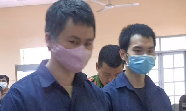 Bị cáo Phan Thanh Tùng (phải) tại phiên tòa sơ thẩm.