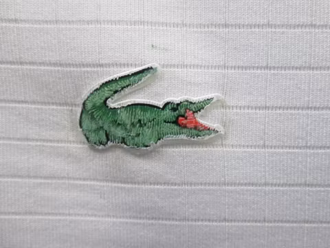 Lacoste bị tố áo tiền triệu giặt 4 lần phai logo