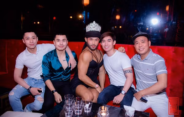 'Thánh catwalk' Sinon Loresca hội ngộ cùng khán giả Việt