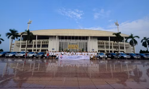 Toàn đoàn tập trung tại SVĐ Mỹ ĐÌnh trước khi lên đường