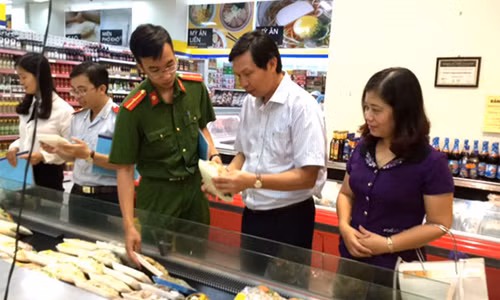 Đoàn kiểm tra liên ngành an toàn thực phẩm thành phố kiểm tra tại siêu thị Fivimart (81 Vũ Trọng Phụng, quận Thanh Xuân).